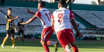 Lo grita el 10, Damián Arce. El 9, Martín Pino, se perdió uno increíble.