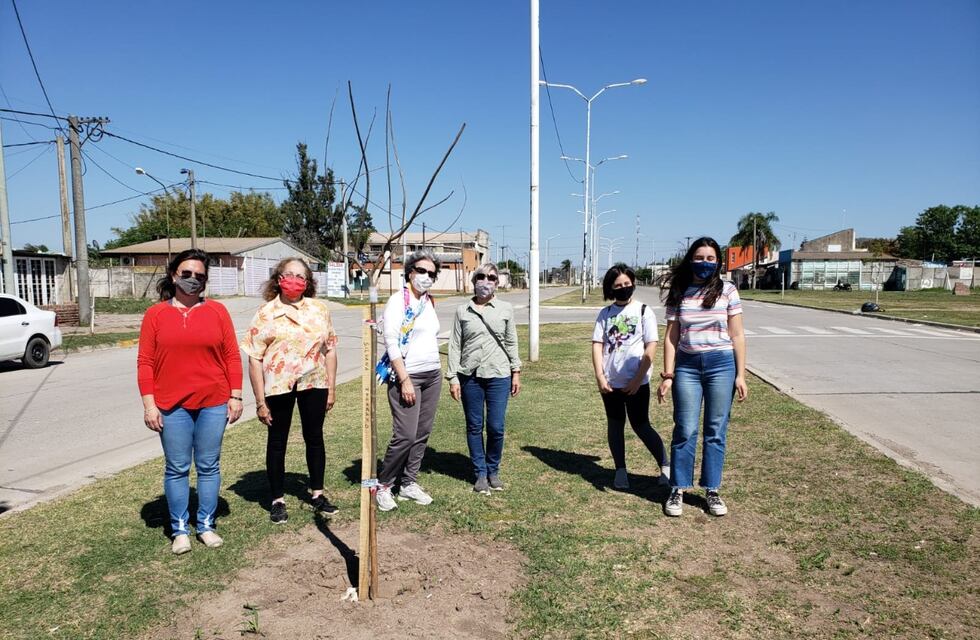 Seis mujeres son madrinas de árboles en Alvear y Av. Gabriel Maggi