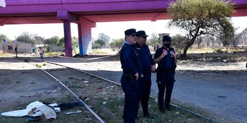 Una mujer murió arrollada por un tren y su bebé está grave.