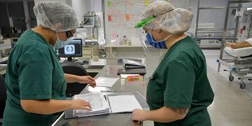 Nueva Unidad de Terapia Intensiva en el Hospital Central. Pacientes con Covid-19 positivo están internados en esa UTI.
doctor, medico, médica.
enfermera, militar, salud, vacunacion, positivo, jubilado, anciano, pacientes
pandemia, covid, covid 19, salud, coronavirus
Foto: Orlando Pelichotti / Los Andes