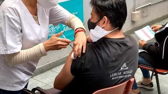 En 48 horas se aplicaron dosis a más de 130 trabajadores en la posta instalada en la sede del sindicato.