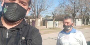 Cristian Riedel recorriendo las calles de Parque Güemes donde los vecinos reclaman, entre otras cosas, la falta de zanjeo, el mantenimiento de calles por que cuando llueve no se puede salir del barrio e iluminación en la parte norte del barrio.