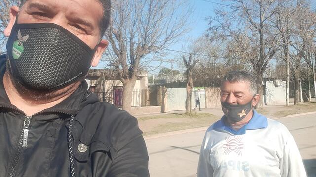 Cristian Riedel recorriendo las calles de Parque Güemes donde los vecinos reclaman, entre otras cosas, la falta de zanjeo, el mantenimiento de calles por que cuando llueve no se puede salir del barrio e iluminación en la parte norte del barrio.