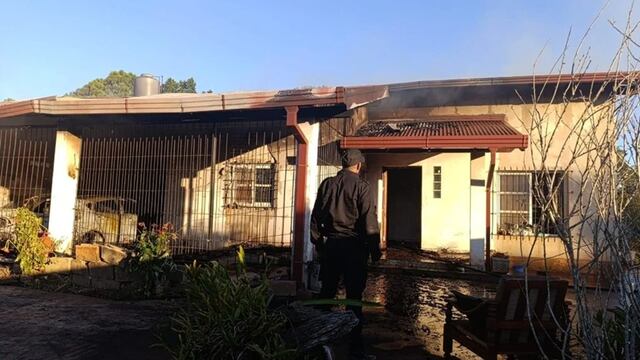 Incendio accidental consumió dos vehículos en una vivienda de Eldorado.
