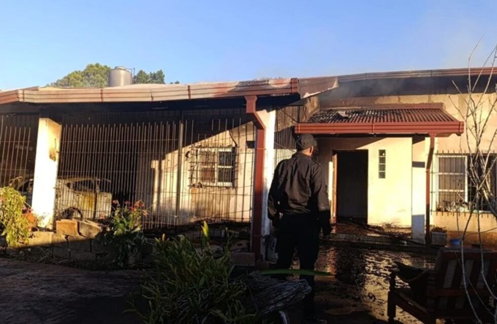Incendio accidental consumió dos vehículos en una vivienda de Eldorado