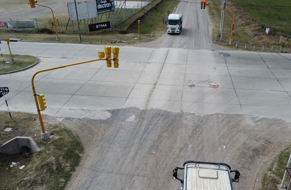 Se encuentran en funcionamiento dos nuevos semáforos