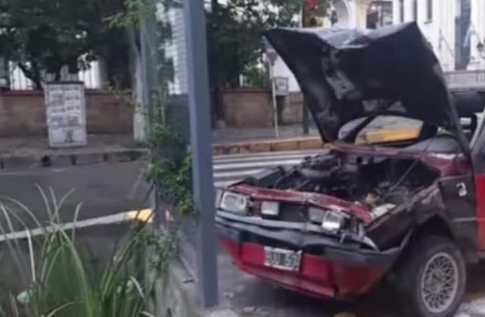 Chocó contra la bicisenda, se bajó del auto y se fue