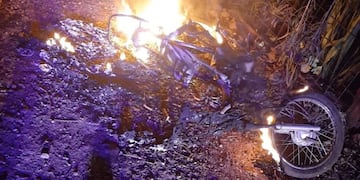 El dueño relató a la policía que fue él mismo quien prendió fuego su moto.