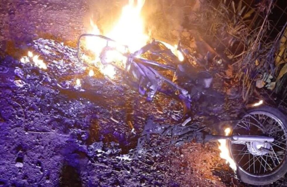 Harto de los problemas mecánicos prendió fuego su motocicleta en Puerto Rico