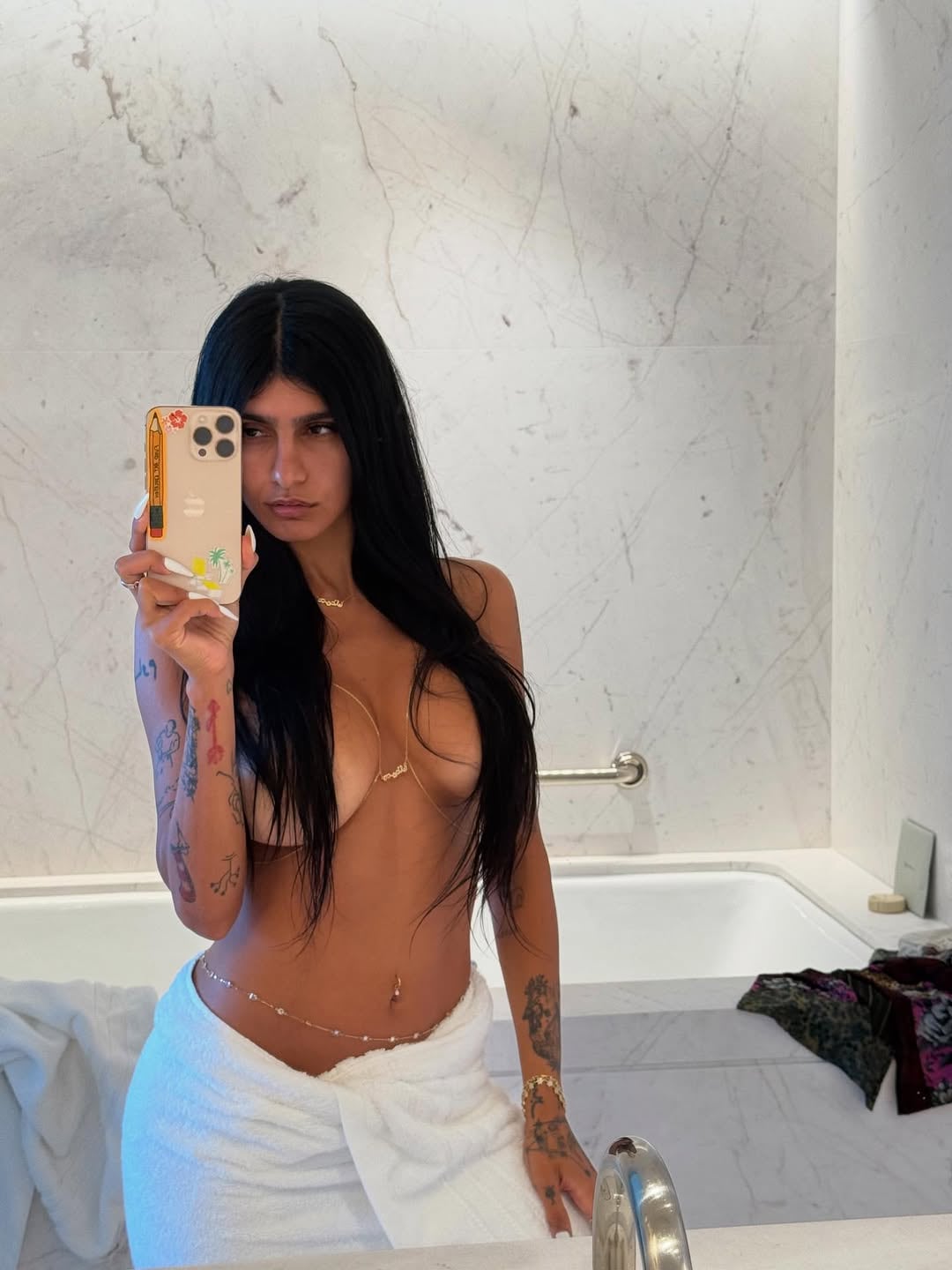 Mia Khalifa posó frente al espejo y desató pasiones al límite de la censura