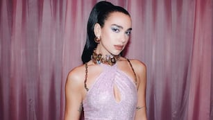 Dua Lipa deslumbró con un vestido ultra escotado y lleno de brillos.