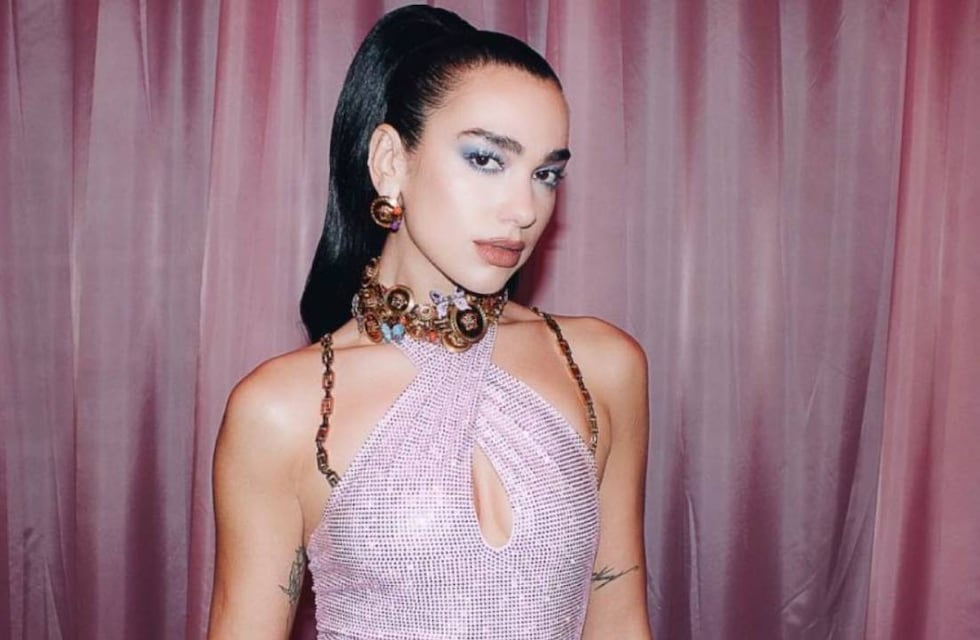Dua Lipa lució un minivestido y botas extravagantes: “Come on Barbie, let’s go party”