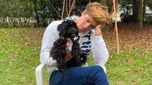 Marcos Ginocchio con Mora en su casa de Salta.