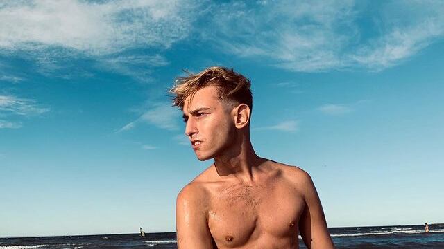 El joven asegura haber tenido un encuentro con Ricky Martin en 2022.