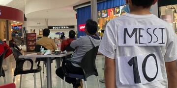El niño que se dibujó la camiseta de Messi para alentar a la Selección que se volvió viral.