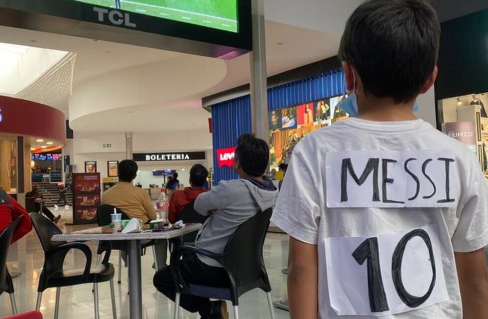 La conmovedora historia del niño que se hizo la camiseta de Messi con papel y ahora va a cumplir su sueño