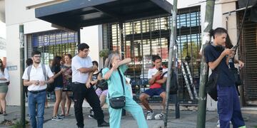 La mitad de los ocupados ganaron menos de $ 370.000 durante el segundo trimestre y aumentó la desigualdad (Clarín).