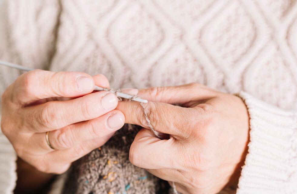 Adultos mayores le enseñan a tejer a adolescentes en Córdoba: “Las manos al servicio”