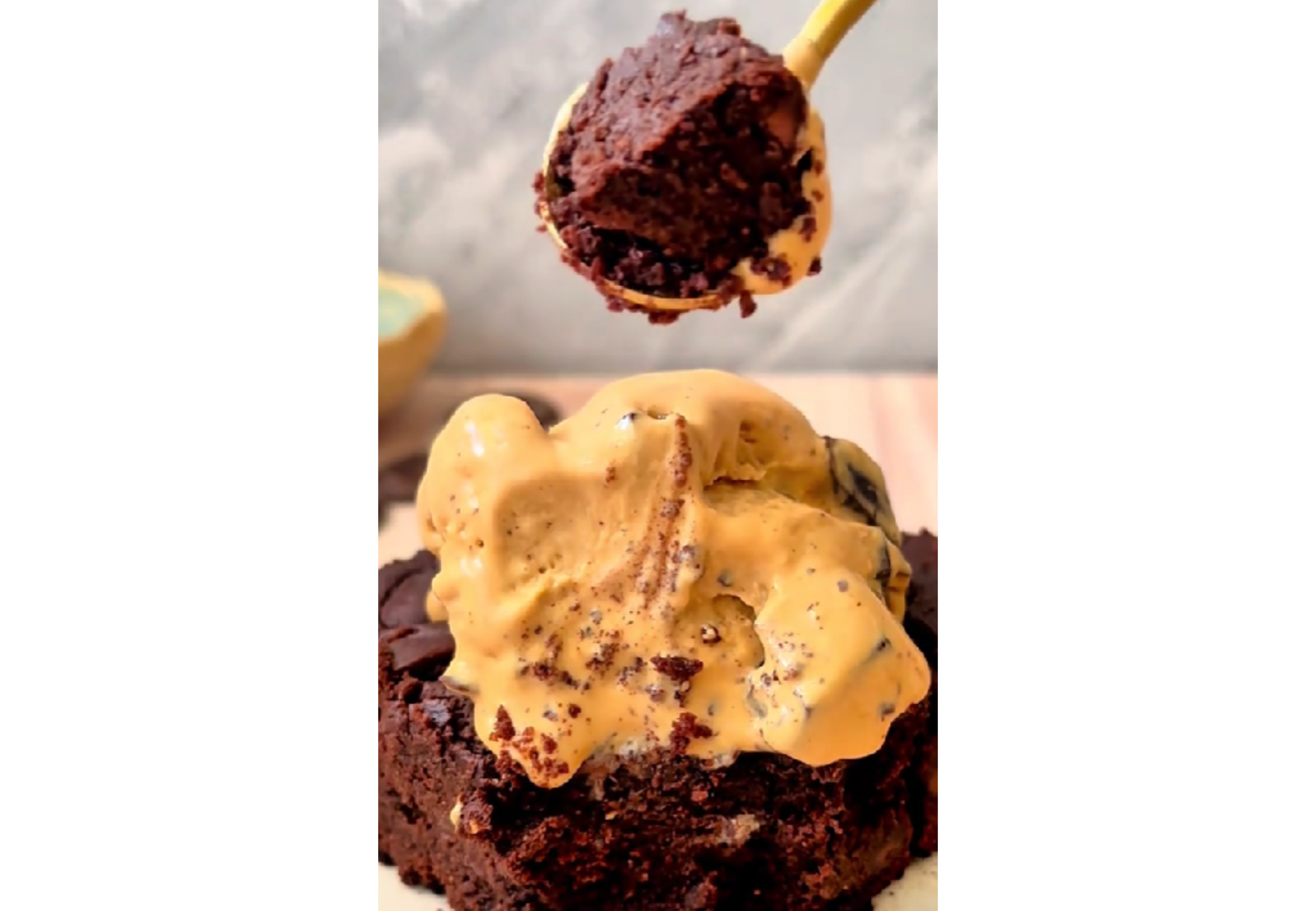 Así queda el brownie proteico con helado.