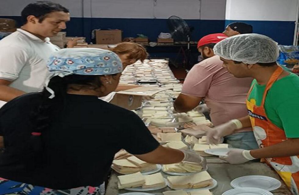 Policía solidaria: elaboran sanguches para donar