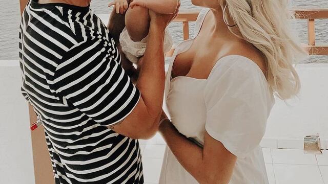 La pareja protagonizó una sesión de fotos para presentar en sociedad a la beba en un reportaje.