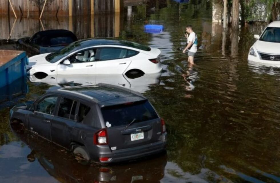 Inundaciones en Florida: un chubutense y su perro quedaron atrapados en un auto por la tormenta