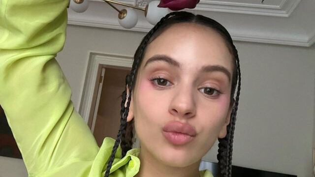 Rosalía brilló en la alfombra roja de los Latin Grammy 2023.