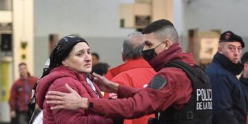Una mujer se encontró con su hijo en vivo tras el incendio en Recoleta, en medio de la desesperación por la tragedia.