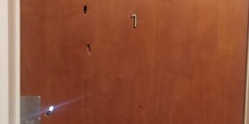 Puerta destrozada tras un intento de robo
