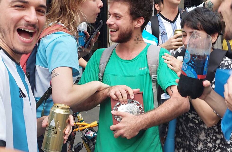 Llevó la urna con cenizas y cantó “abuela, lalalá la la” en Rosario para festejar el pase a la final de Argentina