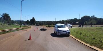 Un herido leve tras el choque de una moto y un auto en Campo Viera.