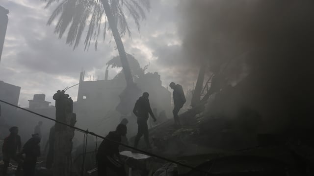 Palestinos buscan sobrevivientes luego de un ataque israelí en Rafah, Franja de Gaza, el jueves 14 de diciembre de 2023.
