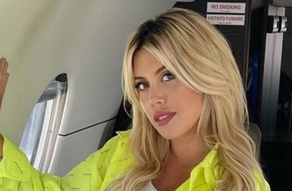 De visita en Argentina, Wanda Nara posó con un elegante vestido con transparencias: “Estoy en una”