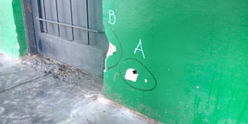 La fachada del local de Vera Mujica y Rueda quedó marcada por el impacto de varios proyectiles.