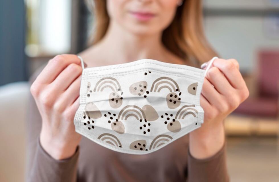 Si una persona se vacuna contra el coronavirus, ¿puede dejar de usar barbijo?