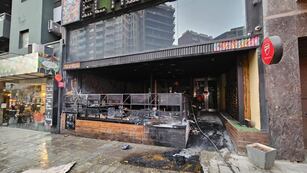 Feroz incendio en un local de Nueva Córdoba.