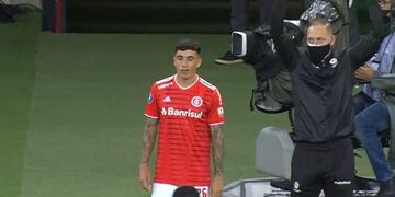 Momento muy esperado por Saravia. Ingresó desde el banco, después de siete meses.