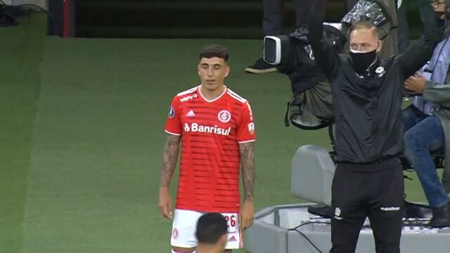 Momento muy esperado por Saravia. Ingresó desde el banco, después de siete meses.