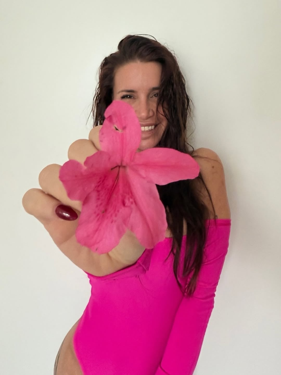 Flor Peña apostó por un body en color rosa Barbie mega ajustado y desató aplausos con el arriesgado outfit