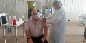 Continúa en Jujuy la campaña de vacunación para neutralizar el avance de la pandemia de  coronavirus, abriendo ahora el acceso a la tercera dosis a mayores de 60 años sin factores de riesgo.