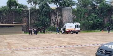 Investigan la muerte de un joven que cayó por la cascada artificial de la Costanera de Posadas.