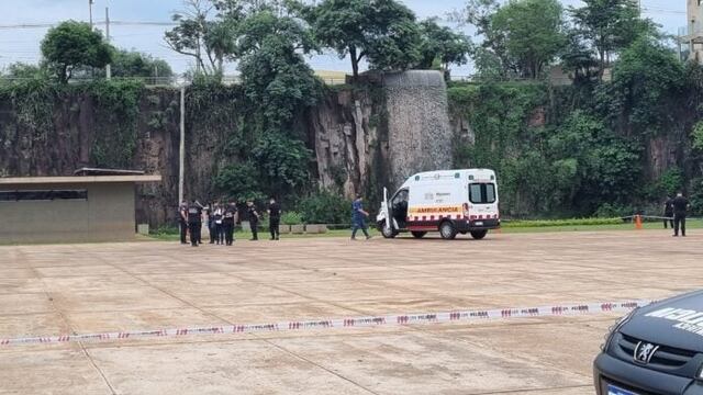Investigan la muerte de un joven que cayó por la cascada artificial de la Costanera de Posadas.