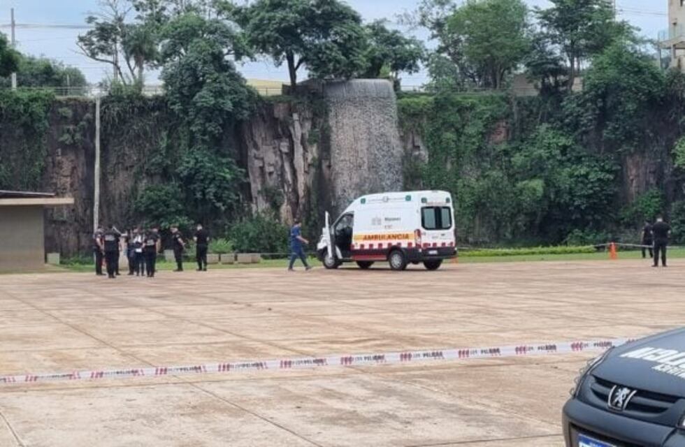 Investigan la muerte de un joven que cayó por la cascada artificial de la Costanera de Posadas