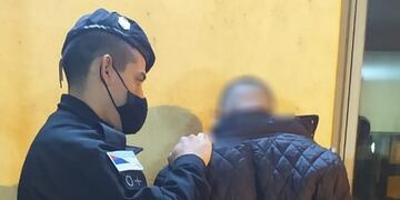 Incautaron en poder del delincuente un cuchillo y las pertenencias de la victima.