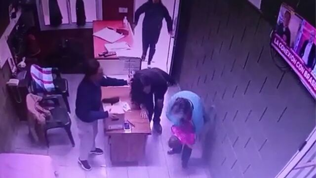 Una bombera le salvó la vida a una beba en Río Segundo (Captura de video).