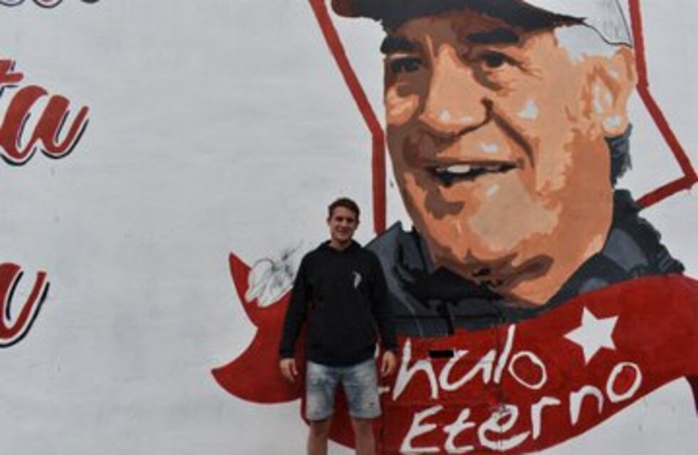 El hijo del Chulo Rivoira se emocionó con el mural en el estadio de Instituto