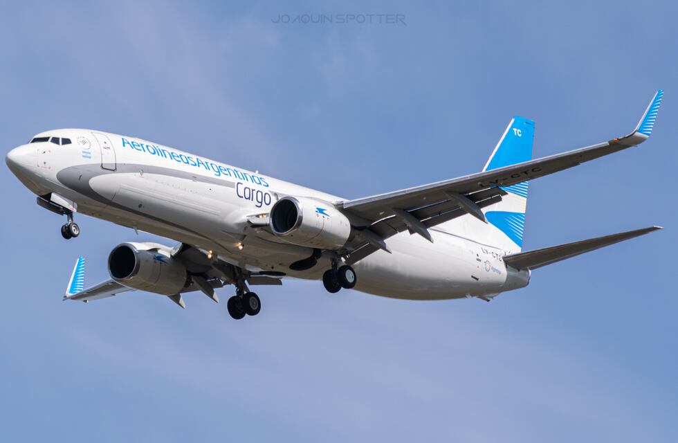 Reacción y malestar por el posteo del gobernador Suárez al omitir la aerolínea que conectará Mendoza- Tucumán