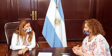 La ministro de Producción y Ambiente, Sonia Castiglione firmó un convenio de colaboración con la subsecretaria de Industria del Conocimiento del Ministerio de Desarrollo Productivo de la Nación,  María de los Ángeles Apólito en el marco de fortalecer el mercado laboral en la provincia .