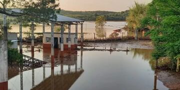 Este viernes podría habilitarse el paso en balsa a Paraguay desde Corpus.