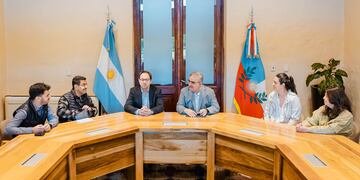 El gobernador Raúl Jalil encabezó una reunión con representantes de SENASA, COSAVE y FAO para coordinar estrategias de manejo en el epicentro sudamericano de la plaga.